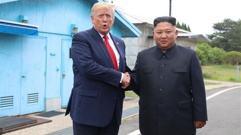 Tổng thống Mỹ Donald Trump bắt tay nhà lãnh đạo Triều Tiên Kim Jong Un tại làng đình chiến Panmunjom, ngày 30/6/2019. (Ảnh: THX)