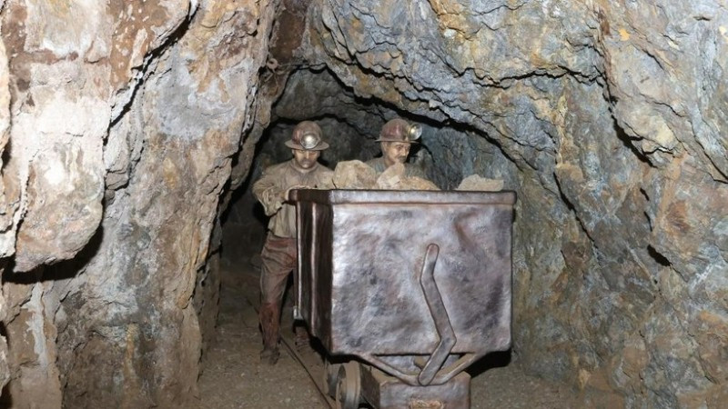 Công nhân làm việc tại mỏ khai thác bạc El Eden ở Zacatecas, bang Zacatecas, Mexico. (Ảnh: Tân hoa xã) 