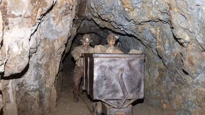 Công nhân làm việc tại mỏ khai thác bạc El Eden ở Zacatecas, bang Zacatecas, Mexico. (Ảnh: Tân hoa xã) 