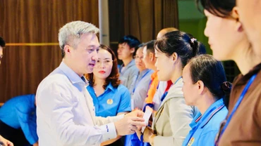 Đồng chí Đặng Minh Thông, Phó Bí thư Thành ủy Thành phố Hồ Chí Minh trao quà cho người lao động có hoàn cảnh khó khăn. 