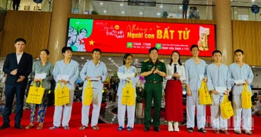 Lãnh đạo Bệnh viện Quân y 175 và nhà hảo tâm trao quà cho bệnh nhân có hoàn cảnh khó khăn đang điều trị tại bệnh viện. (Ảnh: Vương Lê)