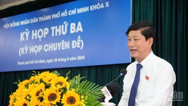 Chủ tịch Hội đồng nhân dân Thành phố Võ Văn Minh phát biểu khai mạc kỳ họp.