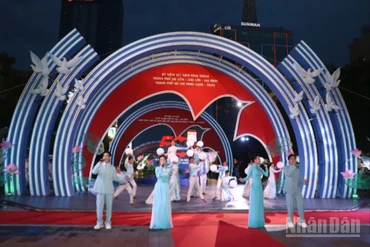 Thành phố Hồ Chí Minh khai mạc chuỗi hoạt động kỷ niệm 327 năm hình thành và phát triển.