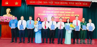 Trao quyết định tới Chủ tịch, các Phó Chủ tịch Ủy ban Mặt trận Tổ quốc Việt Nam Thành phố Hồ Chí Minh. 