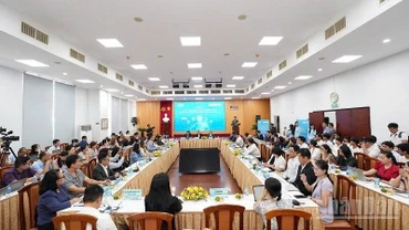 Toàn cảnh diễn đàn.