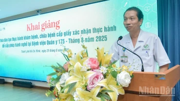 Thiếu tướng, Tiến sĩ, bác sĩ Trần Quốc Việt, Giám đốc Bệnh viện Quân y 175 phát biểu tại buổi lễ.