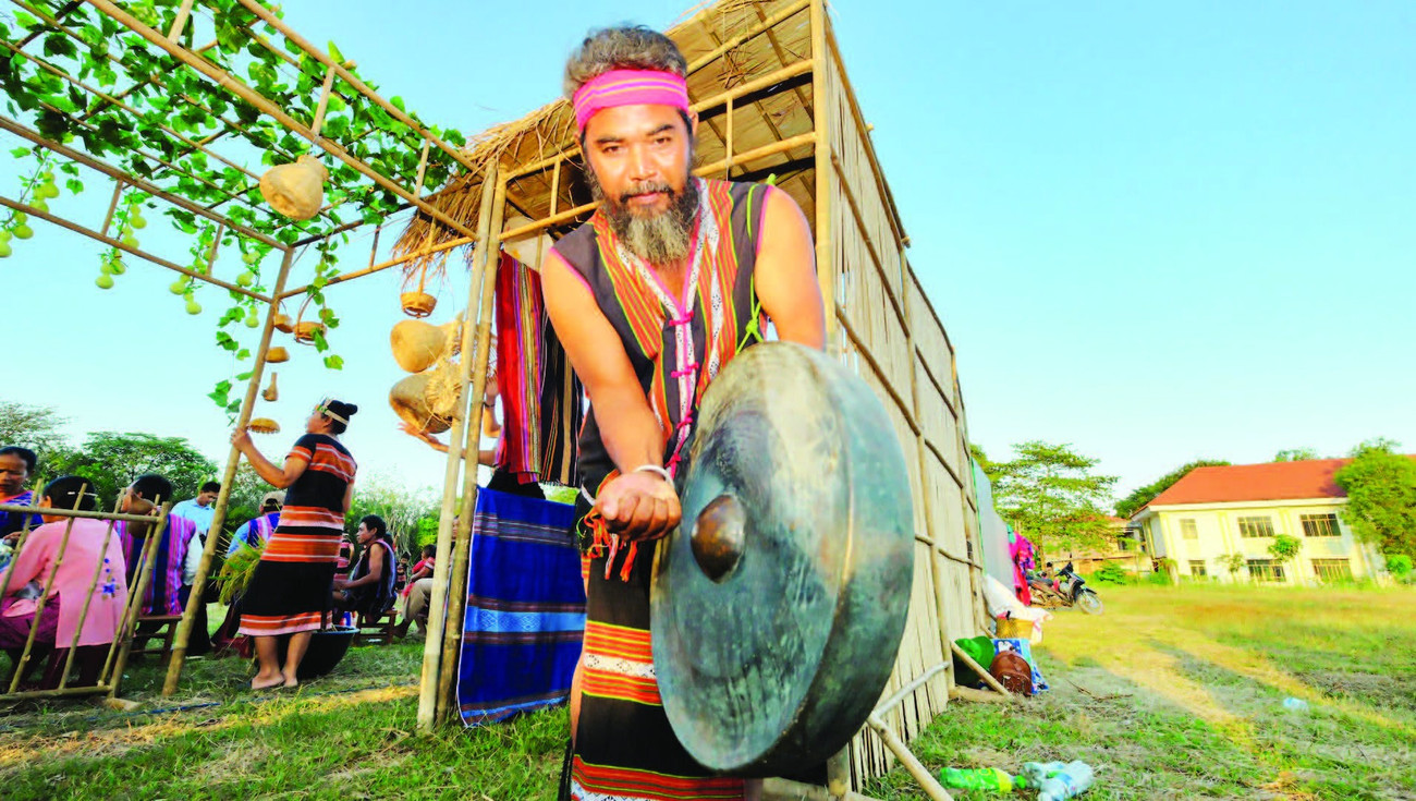 Già làng Điểu Ho (xã Tân Hưng, tỉnh Đồng Nai) biểu diễn cồng chiêng.