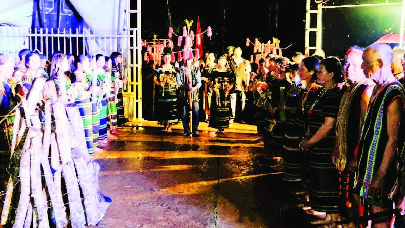 Nghi lễ đón khách của bon chủ nhà mở đầu cho Lễ mừng mùa của đồng bào M'nông ở xã Quảng Trực.