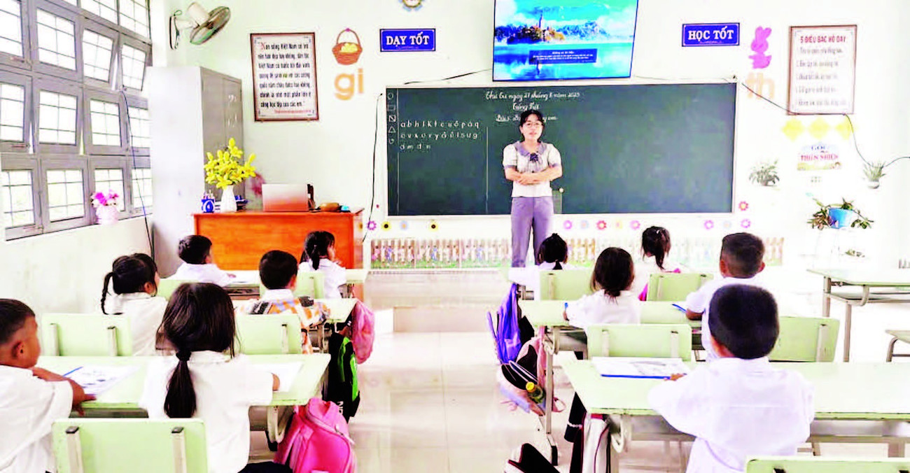 Học sinh lớp 1A, Trường tiểu học và trung học cơ sở Nguyễn Văn Trỗi, xã Ia Mơ, tỉnh Gia Lai trong giờ học môn Tiếng Việt.