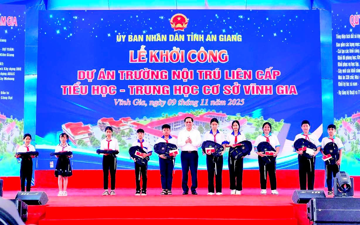 Phó Thủ tướng Chính phủ Bùi Thanh Sơn tặng quà cho học sinh có hoàn cảnh khó khăn của Trường trung học cơ sở Lương An Trà.