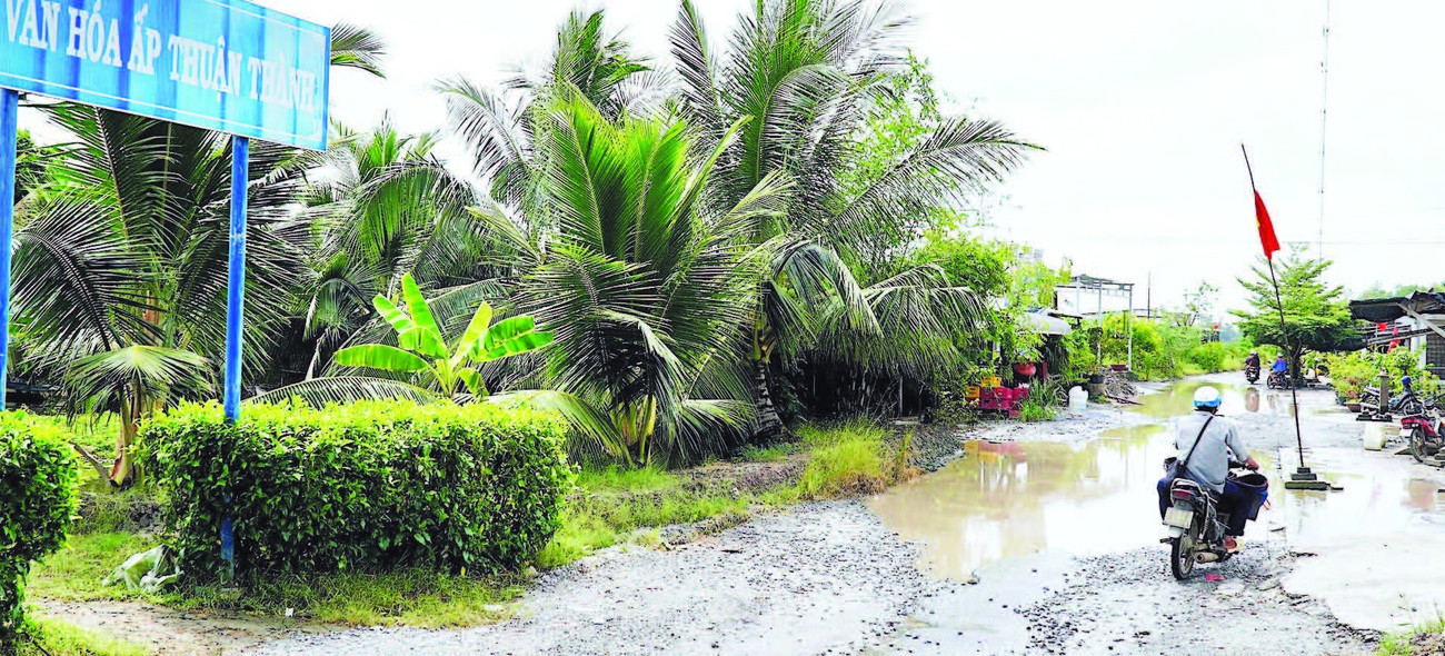 Mặt đường ô-tô về trung tâm xã Tân Tiến hầu như không còn chỗ lành, phương tiện lưu thông phải nhích từng chút vì không còn con đường nào khác về xã.