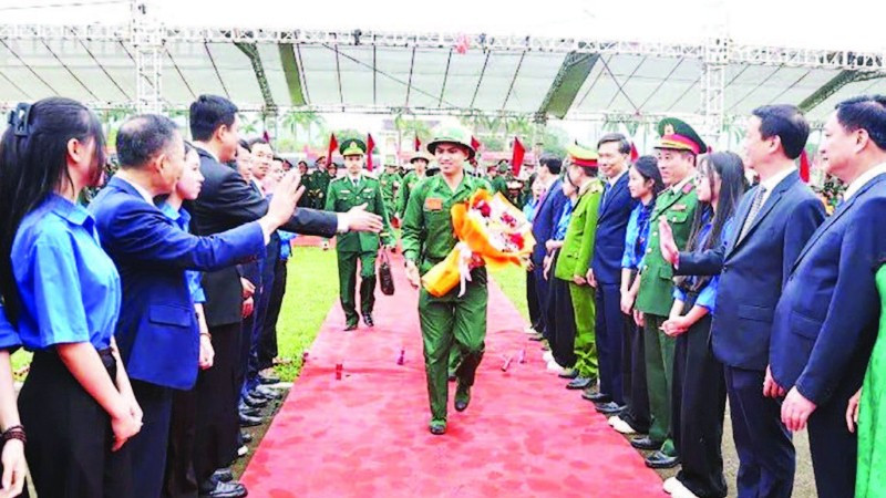 Các tân binh ở Hà Tĩnh nhập ngũ. (Ảnh NGÔ TUẤN)