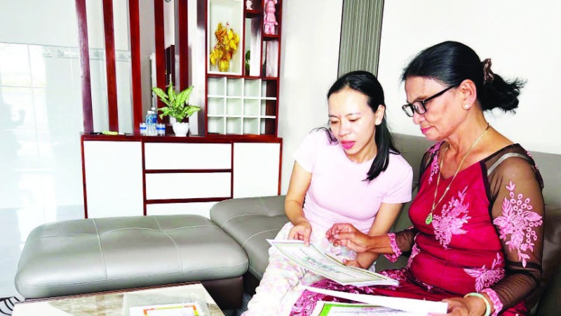 Bà Dư Thị Ánh (68 tuổi) bên những tấm bằng khen, giấy chứng nhận thành tích học tập của con cháu được gìn giữ cẩn thận.