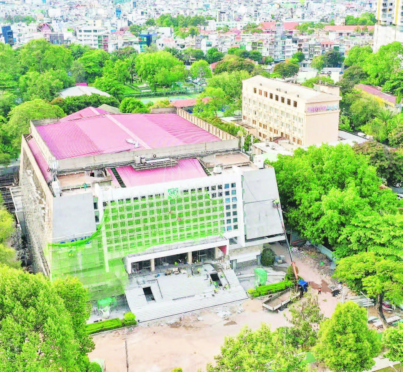 Nhà hát Hòa Bình (Quận 10 cũ), một tài sản công đang được sửa chữa. (Ảnh CTV)