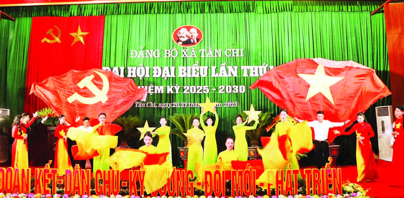 Văn nghệ chào mừng tại Đại hội đại biểu lần thứ nhất xã Tân Chi.