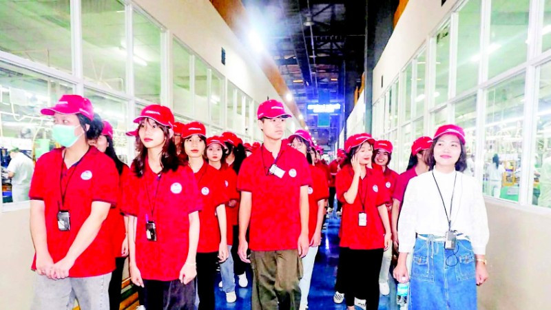 Học sinh của trường tham quan nhà máy Honda Việt Nam tại Phúc Yên.