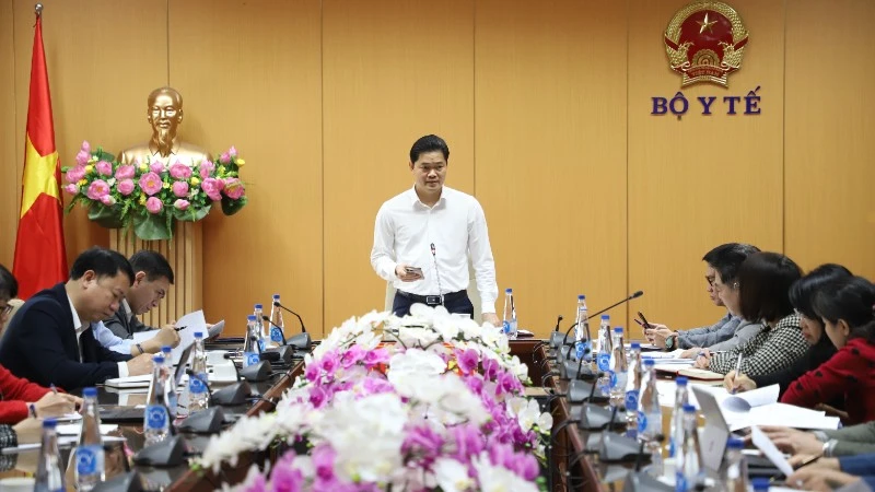 Thứ trưởng Thường trực Bộ Y tế chủ trì cuộc họp về việc đánh giá thực hiện nhiệm vụ cắt giảm, đơn giản hóa thủ tục hành chính và công việc liên quan đến ứng dụng công nghệ thông tin trong giải quyết thủ tục hành chính năm 2025 của Bộ Y tế. (Ảnh: TRẦN MINH)