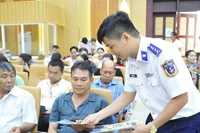 Lực lượng Cảnh sát biển đã phát tờ gấp về tuyên truyền chống khai thác IUU cho ngư dân khi phiên tòa giả định kết thúc 