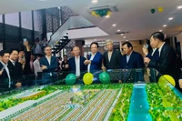 Khách hàng thăm quan sa bàn dự án Dragon Eden.