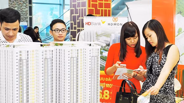 Khách hàng tìm hiểu thông tin bất động sản tại sàn giao dịch. Ảnh: NAM NGUYỄN