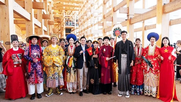 Coco và cộng sự trong một sự kiện giới thiệu cổ phục Việt.