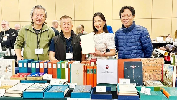Họa sĩ Trần Đại Thắng (ngoài cùng bên trái) trước gian hàng giới thiệu những cuốn sách do Đông A chế tác tại Hội sách nghệ thuật quốc tế Codex X (Mỹ). Ảnh: FBNV