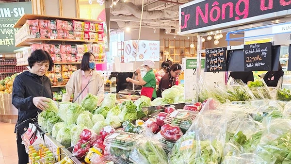 Nhờ nguồn cung lớn và các chương trình bình ổn, giá cả tại hệ thống siêu thị ổn định hơn. Ảnh: NGUYỄN NAM