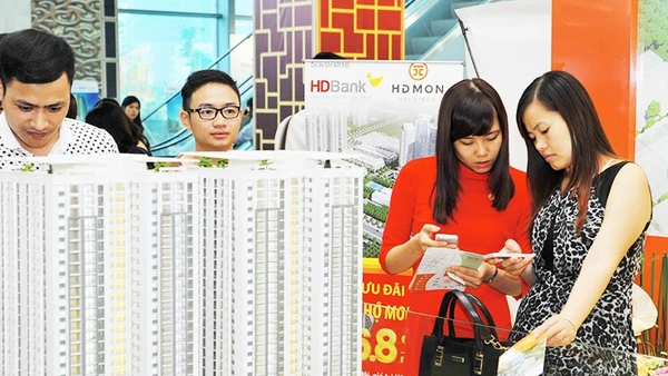 Khách hàng tìm hiểu thông tin bất động sản tại sàn giao dịch. Ảnh: NAM NGUYỄN