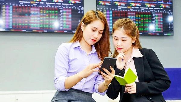 Nhà đầu tư theo dõi diễn biến trên thị trường chứng khoán Việt Nam. Ảnh: TRỌNG HIẾU
