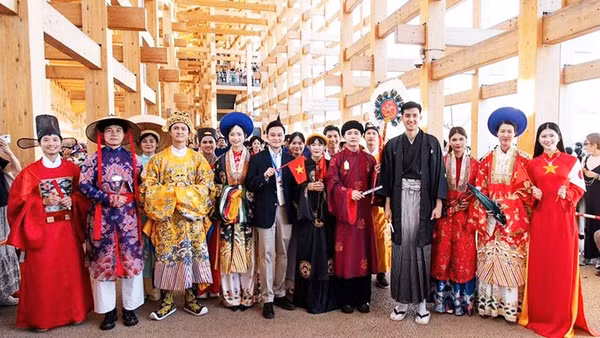 Coco và cộng sự trong một sự kiện giới thiệu cổ phục Việt.