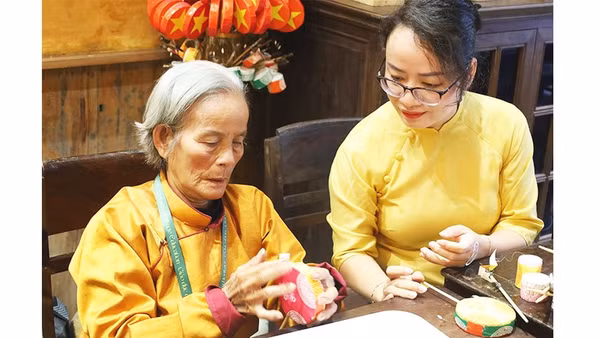 Nghệ nhân Trương Thị Hường được VietHED hỗ trợ để hồi sinh nghề làm trống lùng tung. Ảnh: KHÔI YÊN