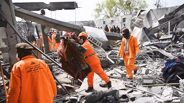 Trung tâm Omid đổ nát sau cuộc không kích. Ảnh: AP