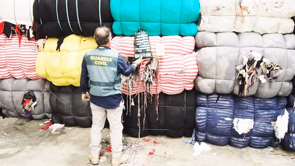 Rác thải dệt may bị phát hiện trong chiến dịch. Ảnh: EUROPOL 