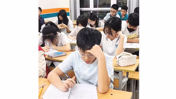 Một lớp luyện thi vào lớp 10 THPT công lập tại phường Cầu Giấy (Hà Nội).