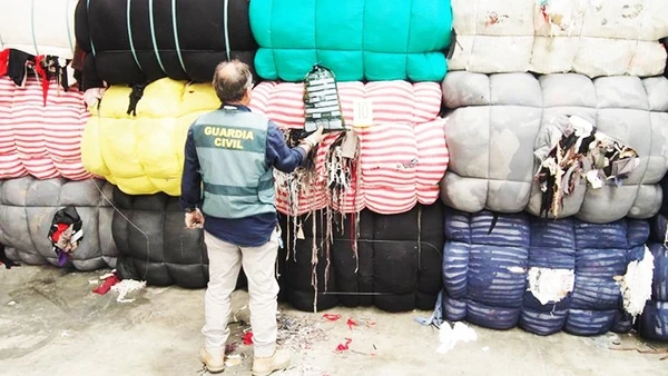 Rác thải dệt may bị phát hiện trong chiến dịch. Ảnh: EUROPOL 