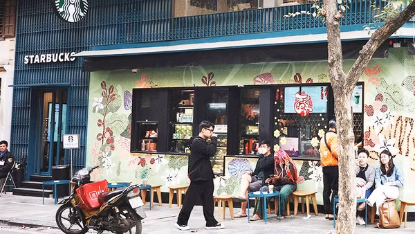 Nhiều quán cà-phê tại Hà Nội không sử dụng ống hút nhựa cho khách hàng mua về. Ảnh: ANH QUÂN