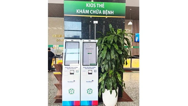 Sau khi đăng ký tại ứng dụng “Bach Mai Care”, người dân quét mã QR tại ki-ốt, in phiếu sau đó đến phòng khám theo đúng khung giờ đã đặt để được thăm khám.