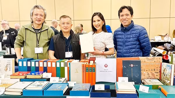 Họa sĩ Trần Đại Thắng (ngoài cùng bên trái) trước gian hàng giới thiệu những cuốn sách do Đông A chế tác tại Hội sách nghệ thuật quốc tế Codex X (Mỹ). Ảnh: FBNV