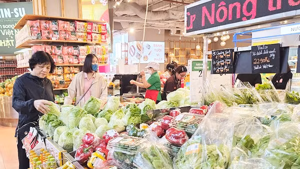 Nhờ nguồn cung lớn và các chương trình bình ổn, giá cả tại hệ thống siêu thị ổn định hơn. Ảnh: NGUYỄN NAM