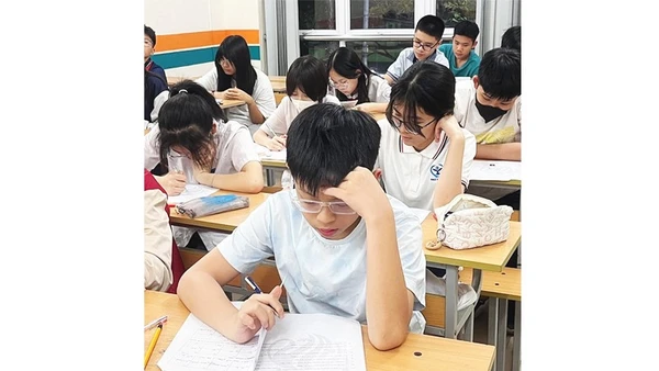 Một lớp luyện thi vào lớp 10 THPT công lập tại phường Cầu Giấy (Hà Nội).