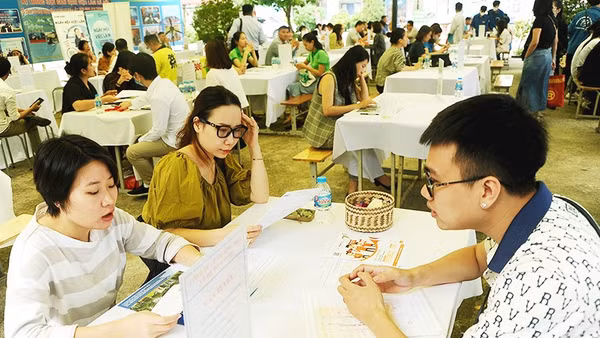 Lao động trẻ tìm việc làm tại phiên lưu động đầu năm. Ảnh: BẮC SƠN
