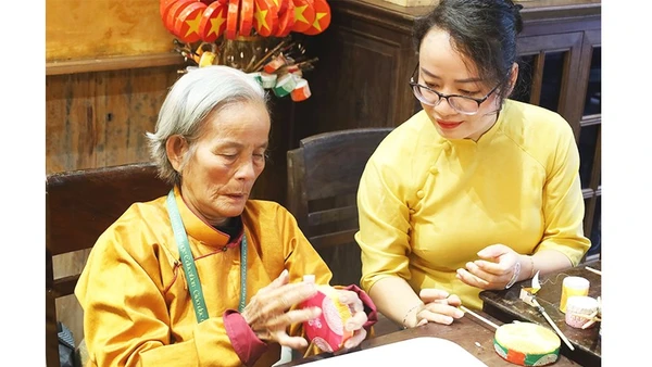 Nghệ nhân Trương Thị Hường được VietHED hỗ trợ để hồi sinh nghề làm trống lùng tung. Ảnh: KHÔI YÊN