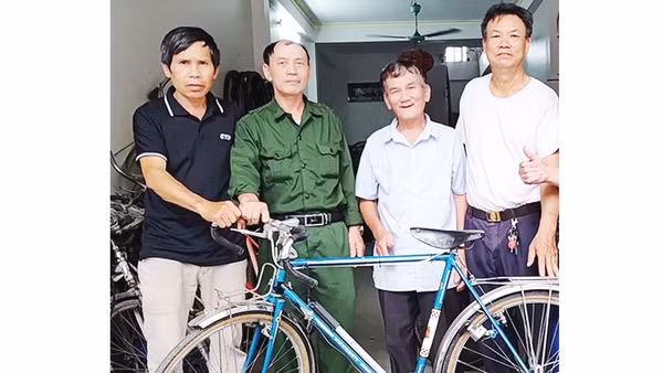 Ông Thuận (thứ hai từ phải sang) và ông Thăng (thứ hai từ trái sang) giới thiệu chiếc xe quý.