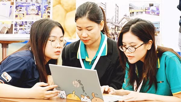 Không ít người vẫn coi việc sử dụng các sản phẩm phim ảnh, âm nhạc cho đến phần mềm máy tính miễn phí là điều bình thường. Ảnh: NAM ANH
