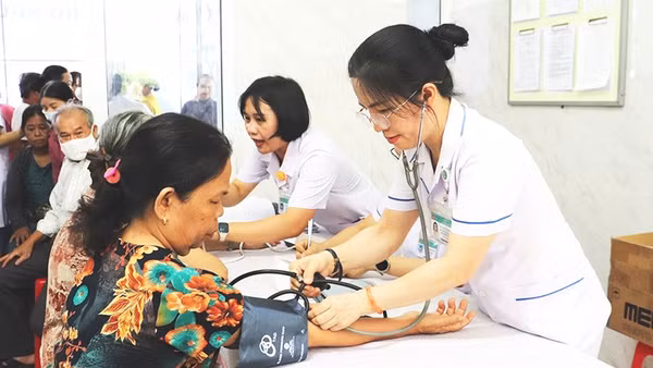 Người cao tuổi được kiểm tra, thăm khám sức khỏe miễn phí.