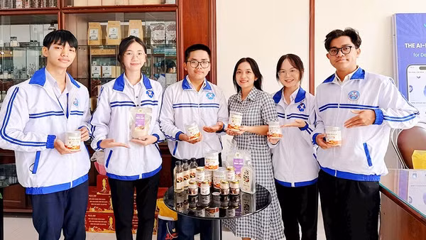 Năm thành viên dự án BESOP và cô giáo Thùy Linh (áo kẻ) với sản phẩm tinh bột khoai lang Phú Thiện.