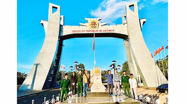 Sáng tạo văn chương cần những trải nghiệm thực tế để thấm được hơi thở đời sống. Ảnh: Các tác giả đi thực tế tại khu vực biên giới Tây Nguyên.