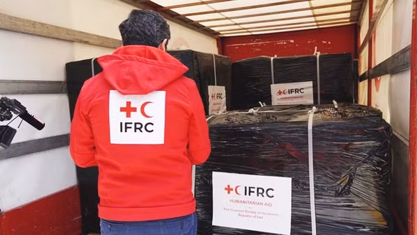 Nhân viên IFRC kiểm đếm hàng hóa viện trợ cho Iran. Ảnh: AP