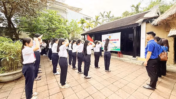 Học sinh đến tham quan Di tích Nhà lưu niệm thời niên thiếu Bác Hồ tại 158 Mai Thúc Loan, phường Phú Xuân (TP Huế).