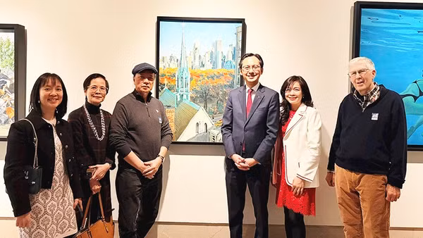 Họa sĩ Phạm Luận (đội mũ) và gia đình cùng vợ chồng đại sứ Đỗ Hùng Việt bên cạnh bức tranh tại Bảo tàng The New York Historical.